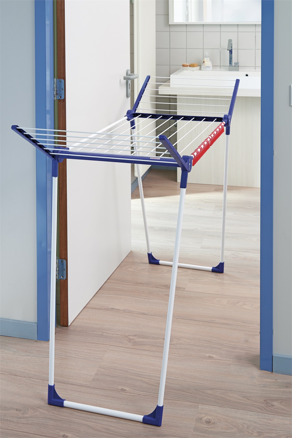 Leifheit Pegasus 180 Solid Plus Stendibiancheria da pavimento Estensibile con Ali Pieghevoli e Porta Mollette - Blu, Argento