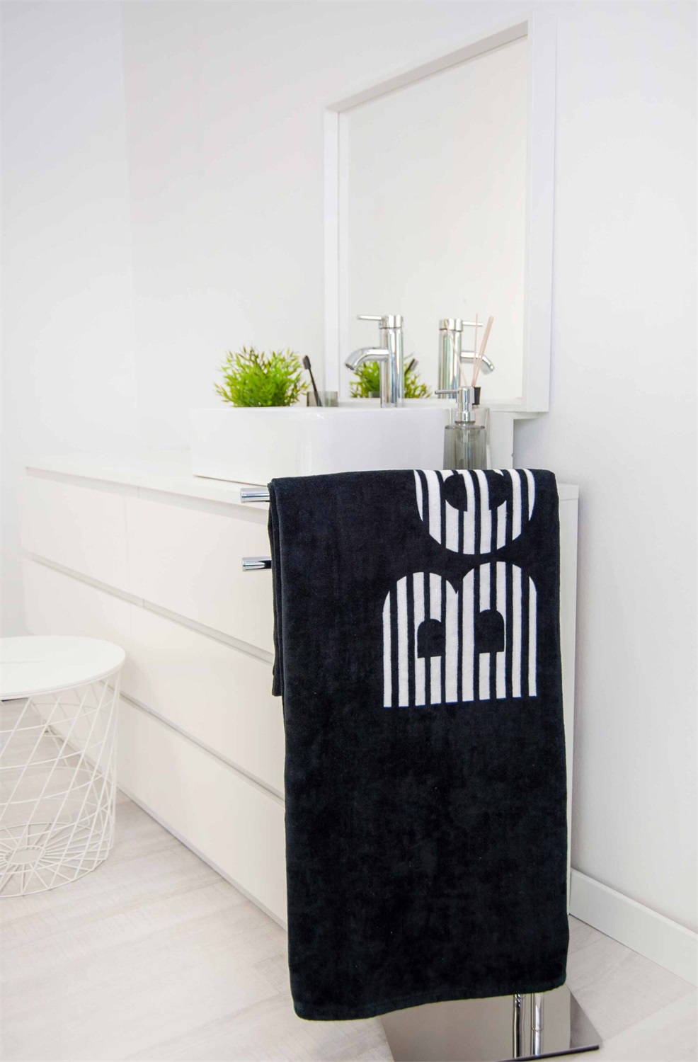 Herding Telo da Mare e Sauna Modern Opposite in Cotone Velour 80x180 cm con Gancino - Colore Nero