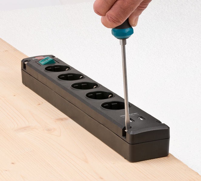 Brennenstuhl Bremounta Ciabatta Multipla 3 m con 5 Prese AC e 2 USB Interno Nero, Tipo F, IP20