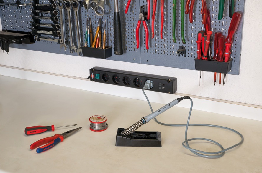 Brennenstuhl Bremounta Ciabatta Multipla 3 m con 5 Prese AC e 2 USB Interno Nero, Tipo F, IP20