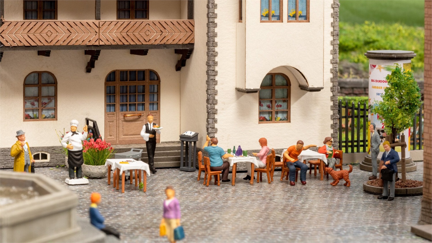 Noch 16246 - Set di Figurine a Tema Ristorante con Ospiti, Cameriere e Accessori Colorati a Mano