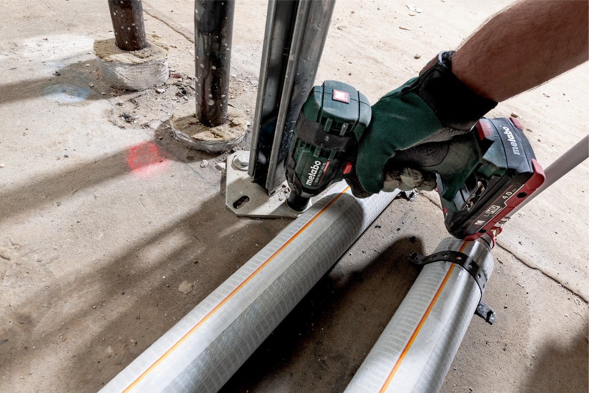 Metabo SSW 18 LTX 300 BL - Avvitatore a impulsi a batteria 18 V con motore brushless, coppia 300 Nm, 2650 Giri/min - Nero, Verde, Rosso