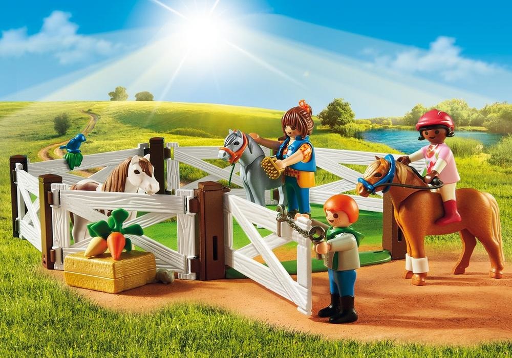 PLAYMOBIL Fattoria dei Pony con 3 figure, 3 pony, fienile a due livelli e accessori
