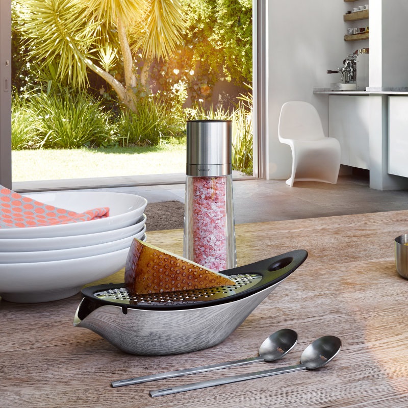 Blomus Navetta Grattugia per Formaggio con Vassoio di Raccolta, Acciaio Inox e Silicone, Design Ergonomico