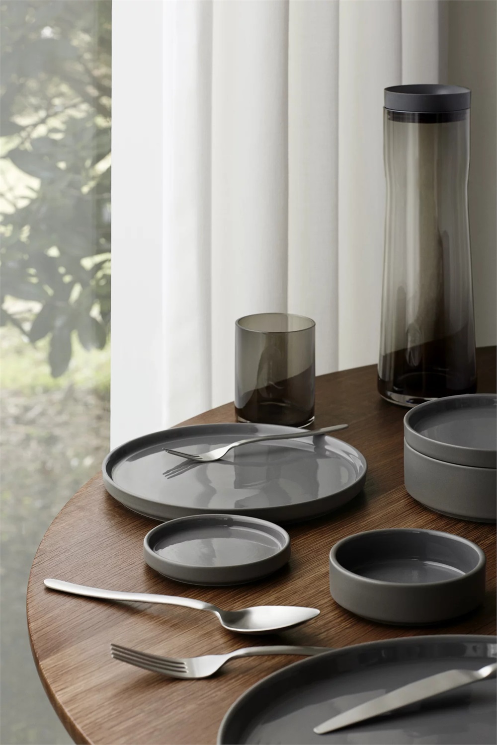 Blomus SPLASH Caraffa per acqua in vetro affumicato 1 L con coperchio in silicone/acciaio inossidabile - Design moderno e funzionale