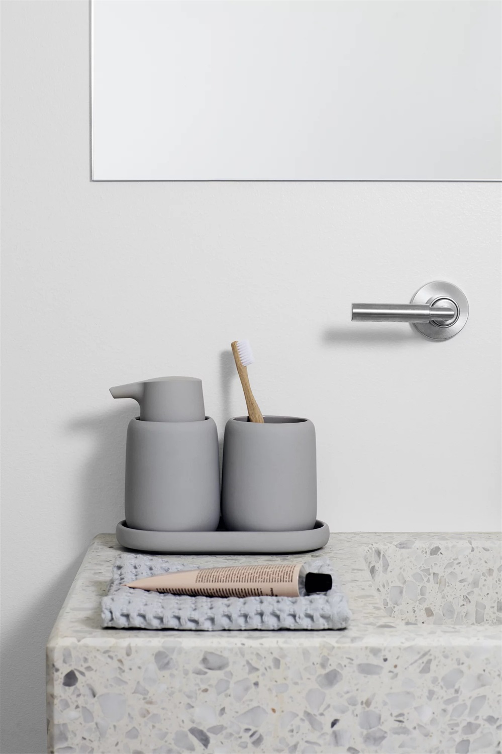 Blomus Sono Dispenser di Sapone in Ceramica e Plastica, Capacità 0,25 L, Stile Minimalista, Altezza 14 cm, Colore Beige