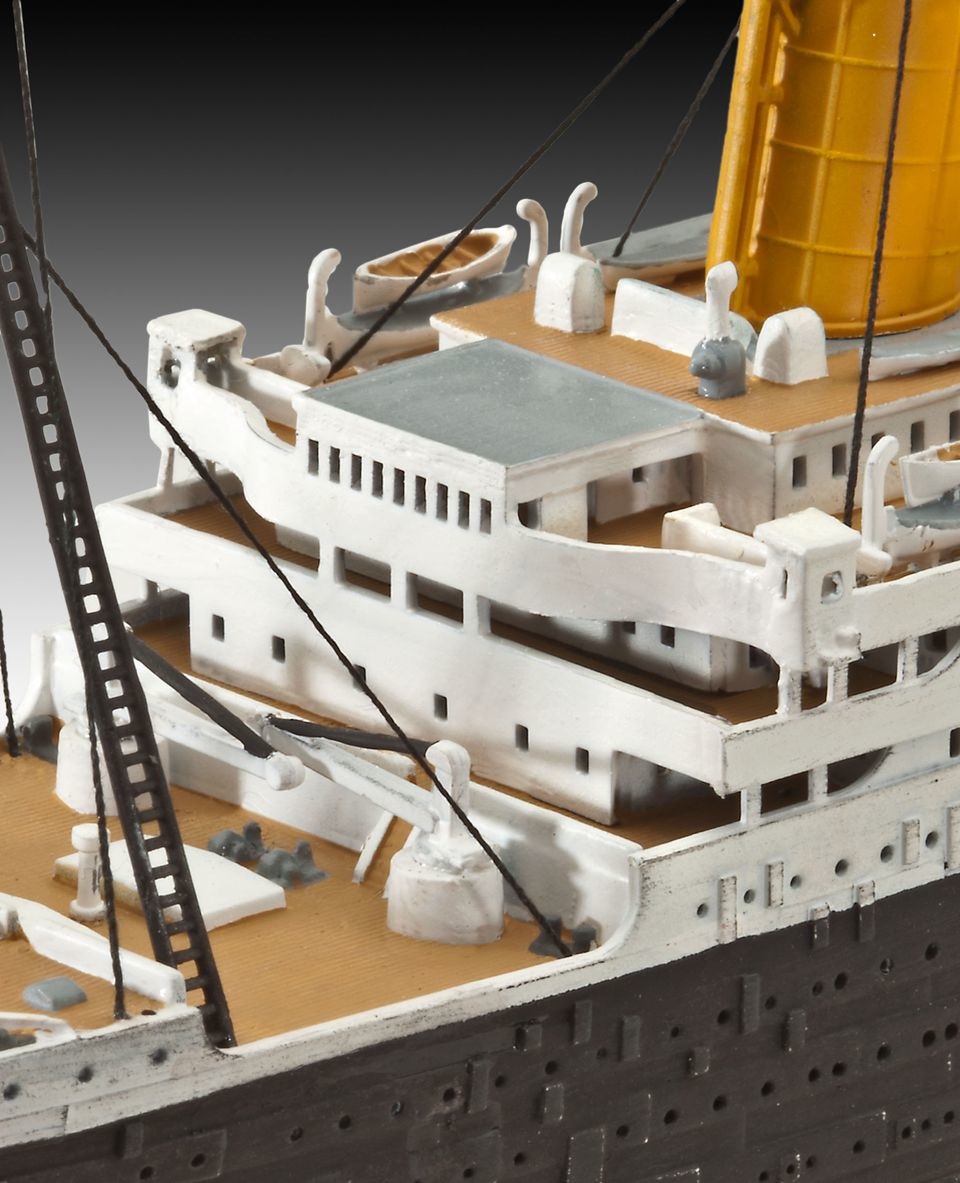 Revell R.M.S. Titanic Kit di Modello in Plastica Scala 1:700 - 132 Pezzi, 38,5 cm, per Bambini dai 10 Anni