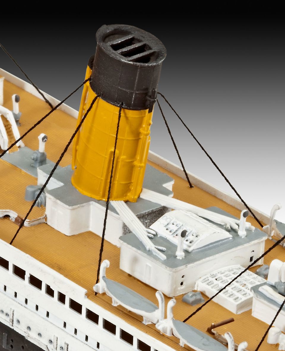 Revell R.M.S. Titanic Kit di Modello in Plastica Scala 1:700 - 132 Pezzi, 38,5 cm, per Bambini dai 10 Anni