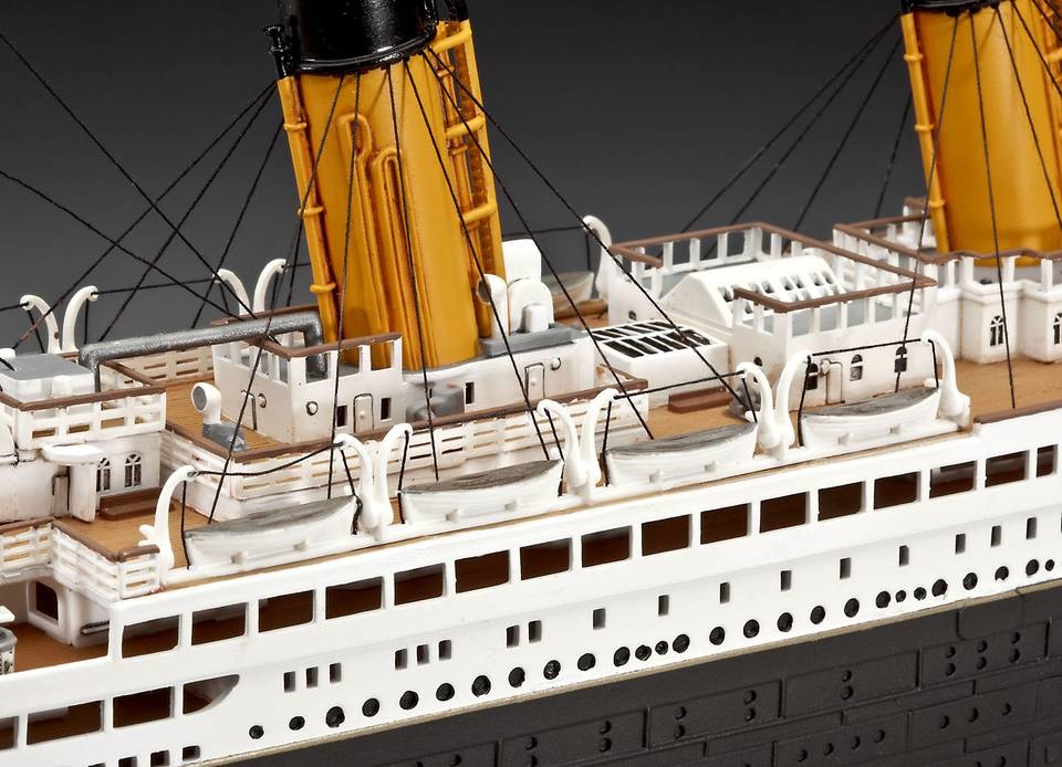 Revell Gift-Set 100 Years R.M.S. Titanic Modello di nave passeggeri Kit di montaggio 1:400 - Edizione Speciale Grigia