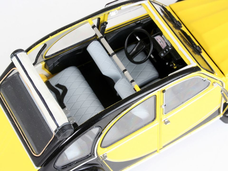 Revell Citroen 2CV Charleston Kit di Modello in Plastica Scala 1:24 con Dettagli Fedele