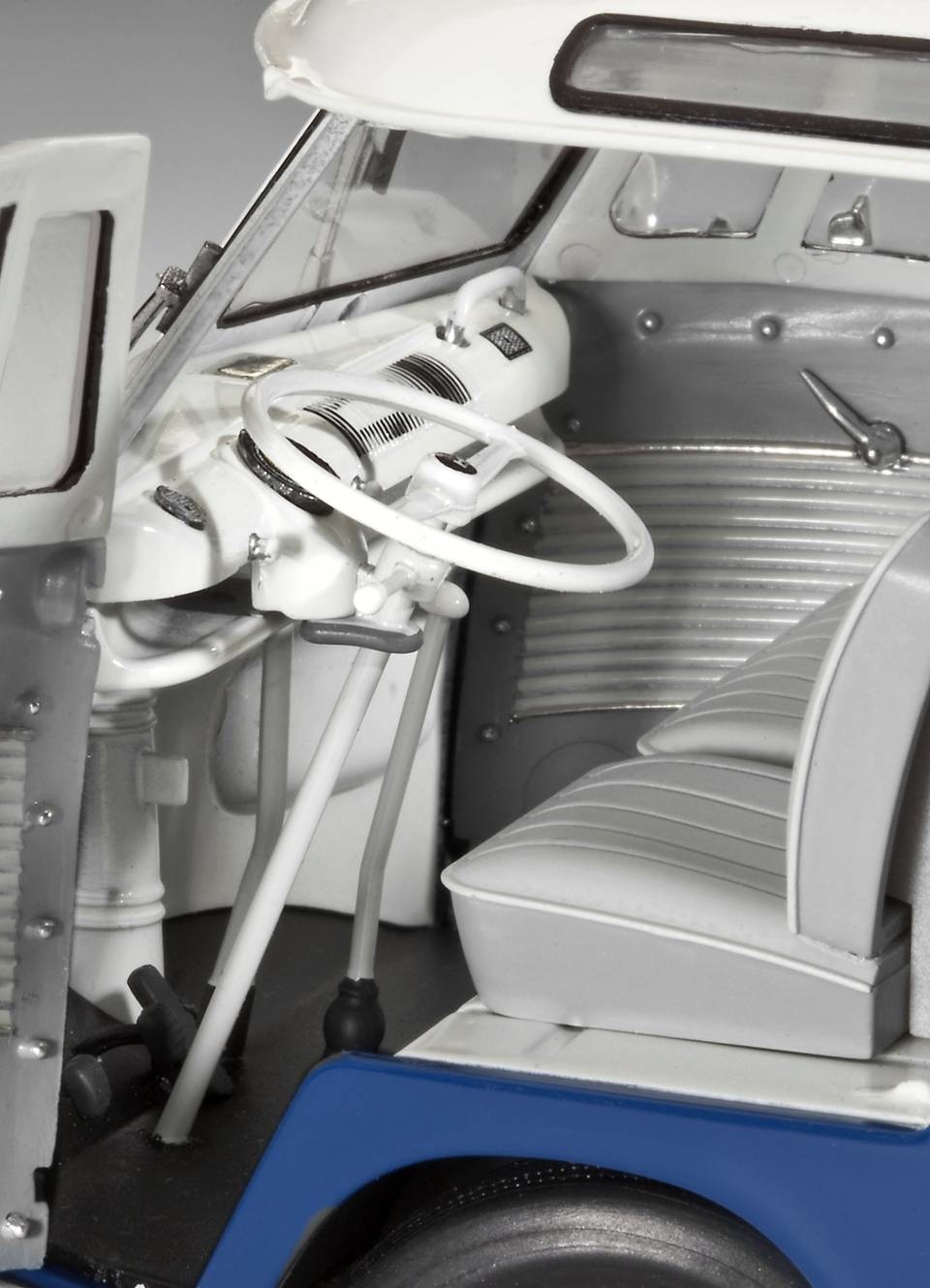 Revell VW T1 Samba Bus Kit di Modello in Plastica Scala 1:24 - Riproduzione Fedele e Altamente Dettagliata, Misura 16 cm