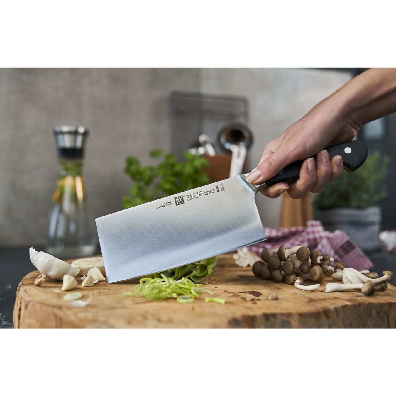 ZWILLING Pro Mannaia Cinese in Acciaio Inossidabile, 18 cm - Lama FRIODUR e Manico Tradizionale