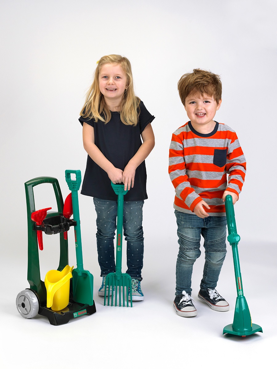 Theo Klein 2751 Carrello da giardino Bosch da 7 pezzi con attrezzi da giardinaggio per bambini - Include pala, rastrello e tagliaerba, Anti-UV, Giocattoli per bambini dai 3 anni