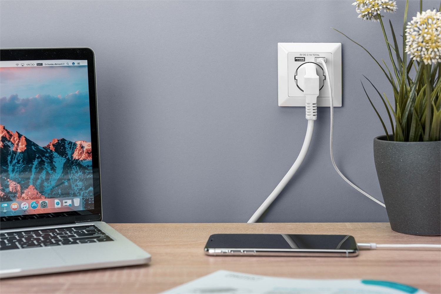 Digitus Presa a Muro Shuko con 2 Porte USB 5V 2,1A - Bianco, Protezione da Contatto