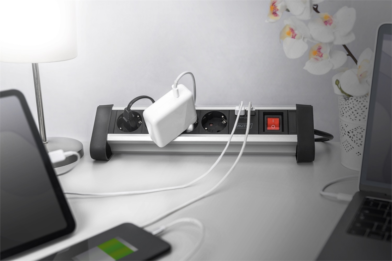 Digitus Ciabatta multipresa da ufficio a 4 vie con 2 porte USB-A, 1,5 m, Tipo E/F, Nero/Argento, Alluminio, con interruttore e fusibile di sicurezza