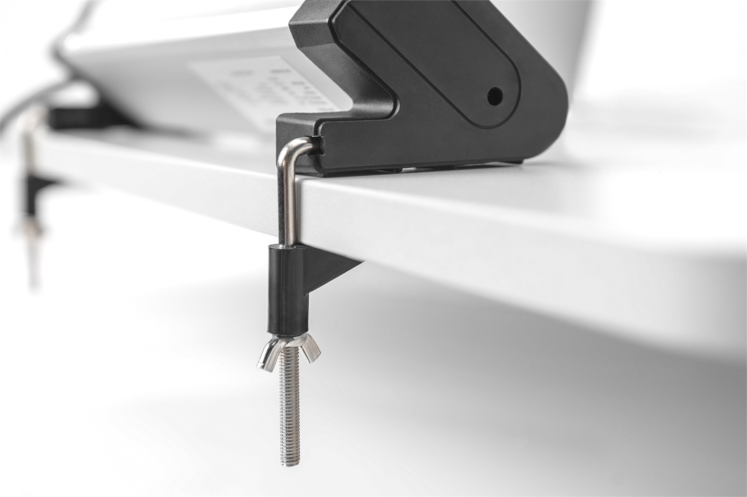 Digitus Ciabatta multipresa da ufficio a 4 vie con 2 porte USB-A, 1,5 m, Tipo E/F, Nero/Argento, Alluminio, con interruttore e fusibile di sicurezza