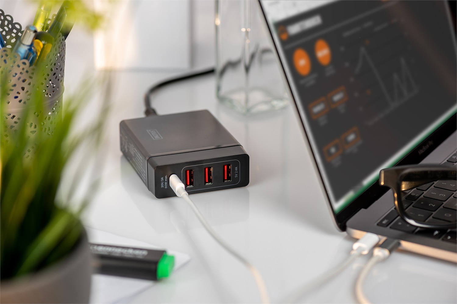 Digitus Caricabatterie USB Universale 4 Porte - 1x USB Type-C e 3x USB-A, Nero