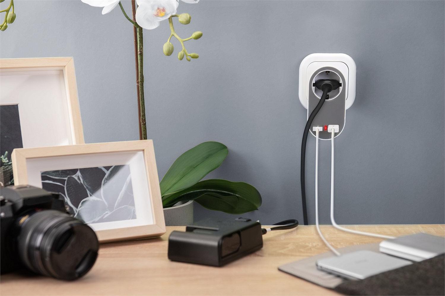 DIGITUS Caricabatterie a spina universale USB con 2 porte USB-A, presa integrata, ricarica simultanea e protezione bambini