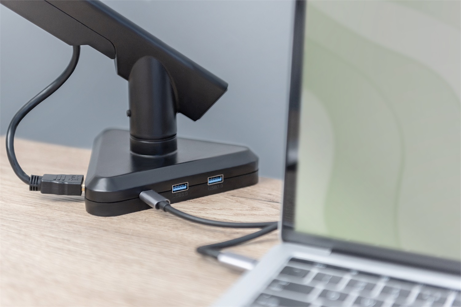 Digitus DA-90405 Supporto per Monitor con Morsetto da Scrivania, Docking Station USB-C Integrata, Capacità Fino a 9 kg, Dimensioni Max 81,3 cm (32 pollici), Molla a Gas
