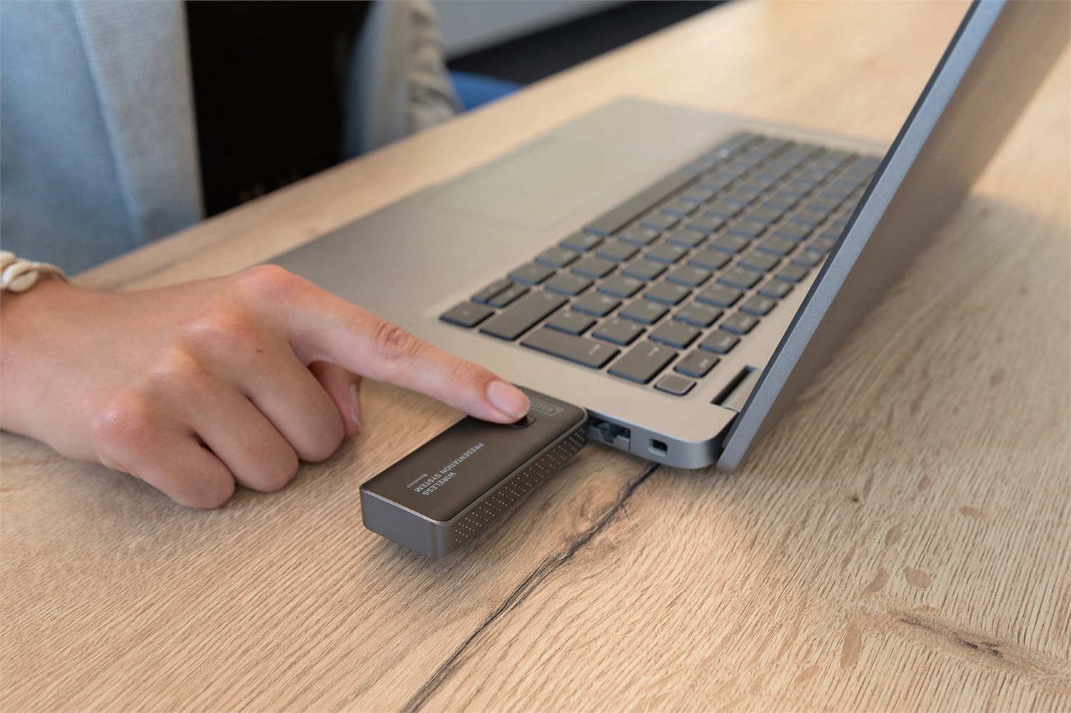 Digitus Trasmettitore HDMI Wireless per Click & Present Mini - Plug & Play - Modello DS-55320