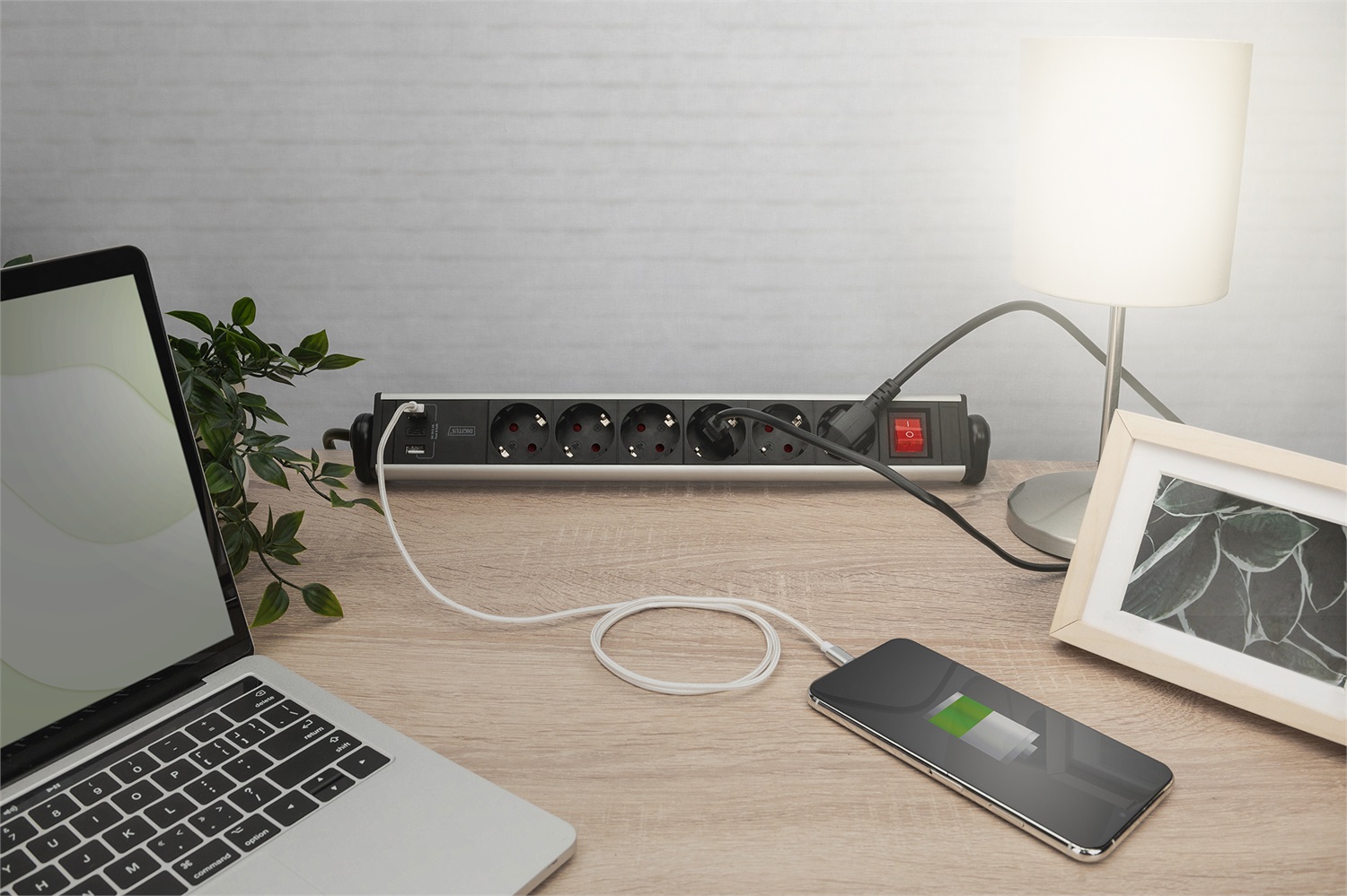 Digitus Presa Multipla Office a 6 Posti con 2 Porte USB-A e 1 Porta USB-C, Cavo da 1,5 m, Alluminio Nero/Argento