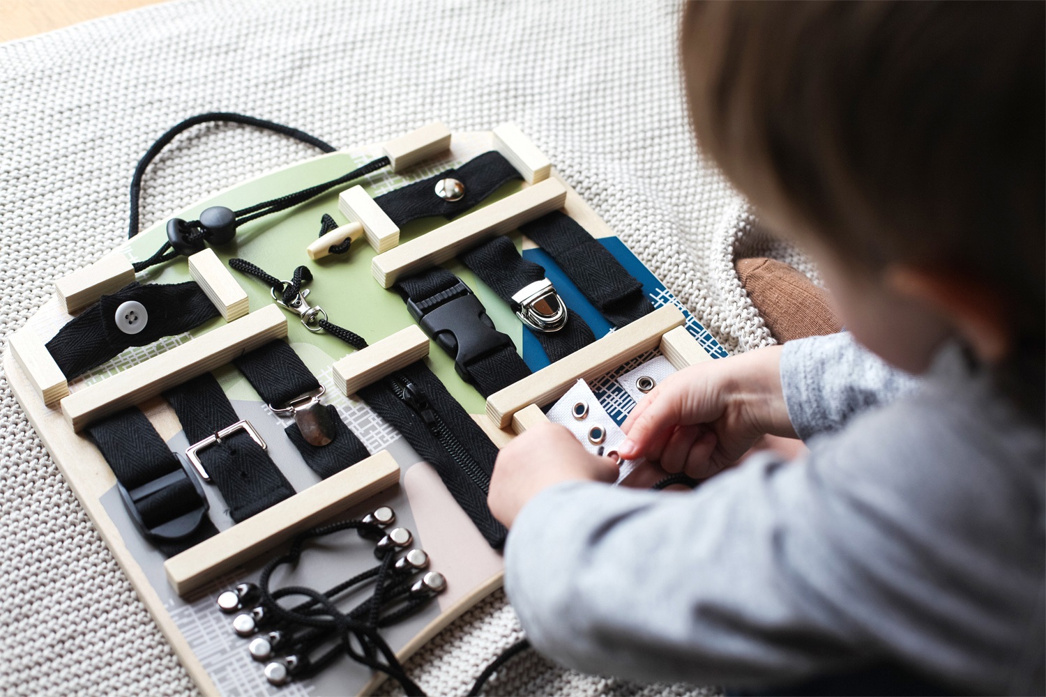 Small Foot Tavoletta Motricità - Chiusure e Fissaggio, Giocattolo Educativo in Legno per Bambini a Partire dai 3 Anni