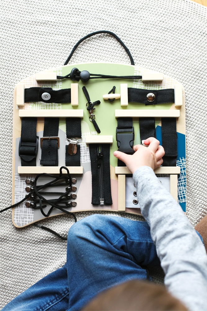 Small Foot Tavoletta Motricità - Chiusure e Fissaggio, Giocattolo Educativo in Legno per Bambini a Partire dai 3 Anni