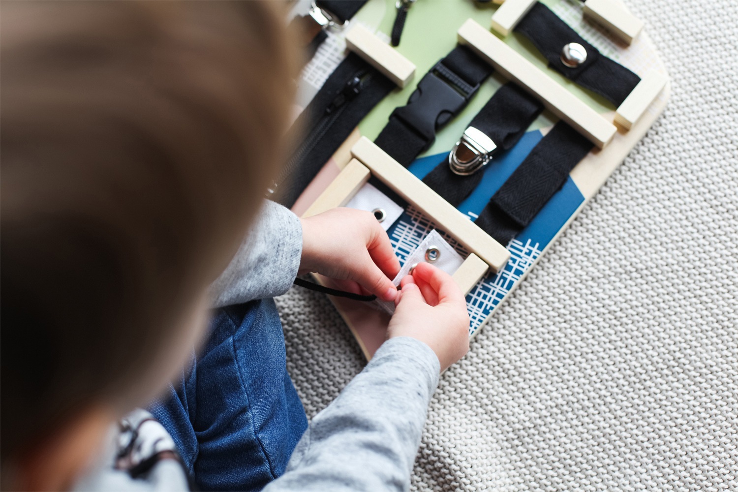 Small Foot Tavoletta Motricità - Chiusure e Fissaggio, Giocattolo Educativo in Legno per Bambini a Partire dai 3 Anni