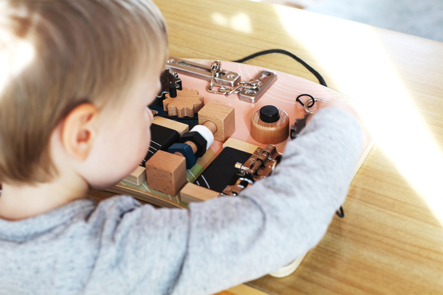 Small Foot Tavola Motoria con Serrature e Rotazione - Gioco Educativo in Legno per Bambini dai 3 Anni