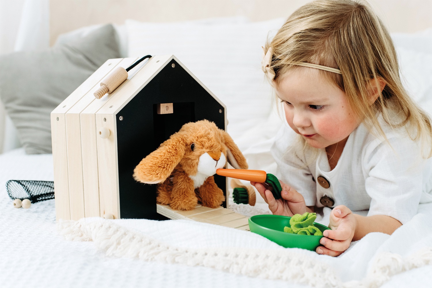 Small Foot Conigliera in Legno con Rampa e Accessori - Gioco di Ruolo per Bambini dai 3 Anni, 12399 Toys