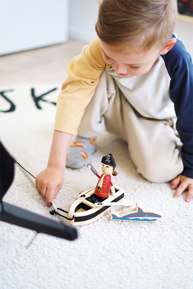 Small Foot Bambole Pieghevoli Personaggi Pirata in Legno - Set di 6 con 5 Pirati e 1 Scimmia, Flessibili, dai 3 Anni, 12412