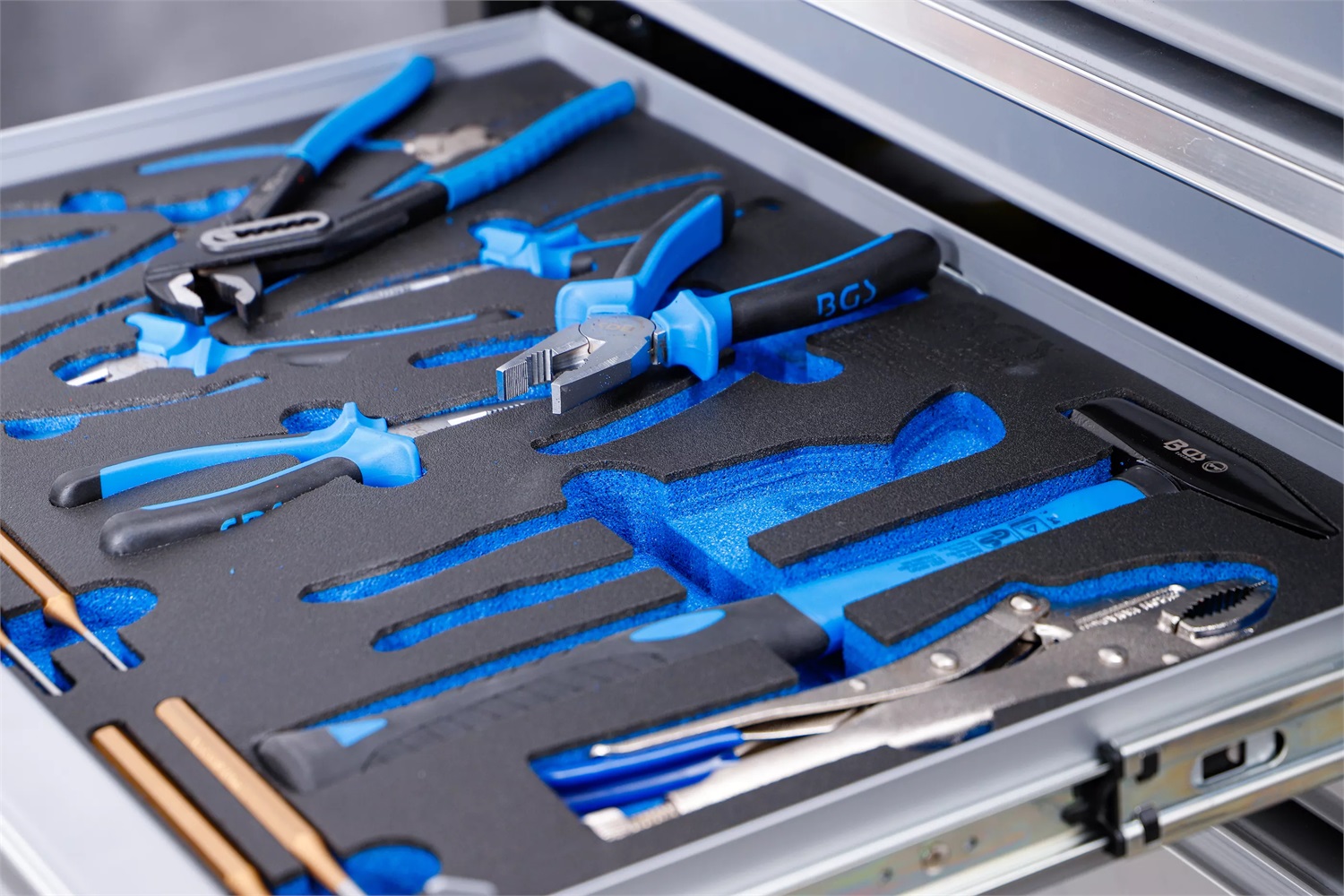 BGS 4009 - Carrello da Officina con Set di 17 Pezzi: Pinze, Martelli e Punzoni in Schiuma Rigida