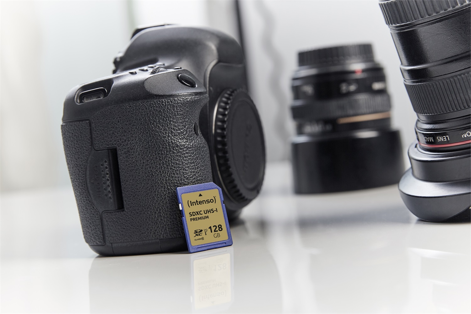 Intenso 32GB SDHC UHS-I Classe 10 - Velocità di lettura 90 MB/s, Classe di velocità UHS 1 (U1), Resistente agli urti