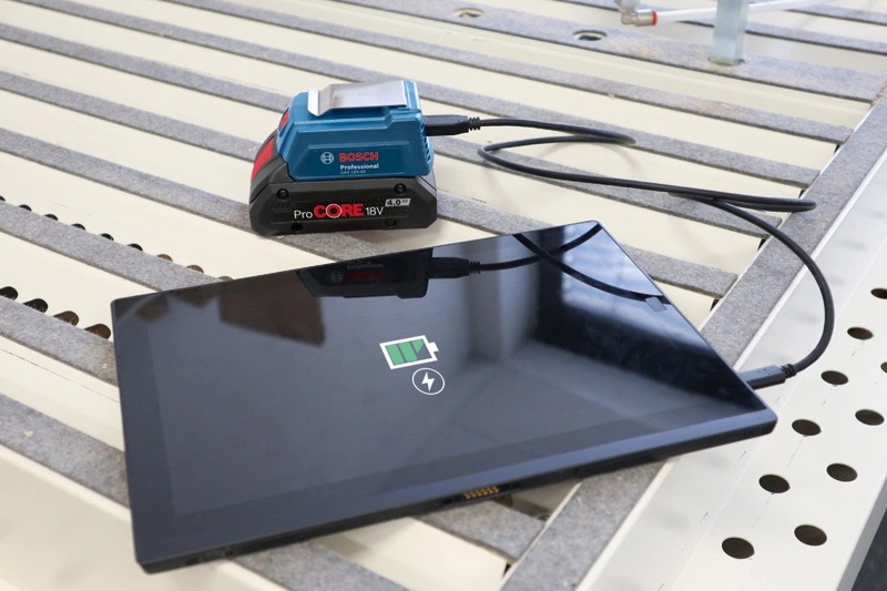 Bosch GAA 18V-48 Professional Caricabatteria USB - Trasforma Batterie 18V in Power Bank con Corrente di Carica 2x2.4 A
