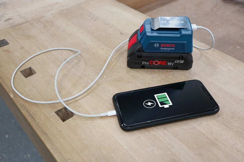 Bosch GAA 18V-48 Professional Caricabatteria USB - Trasforma Batterie 18V in Power Bank con Corrente di Carica 2x2.4 A