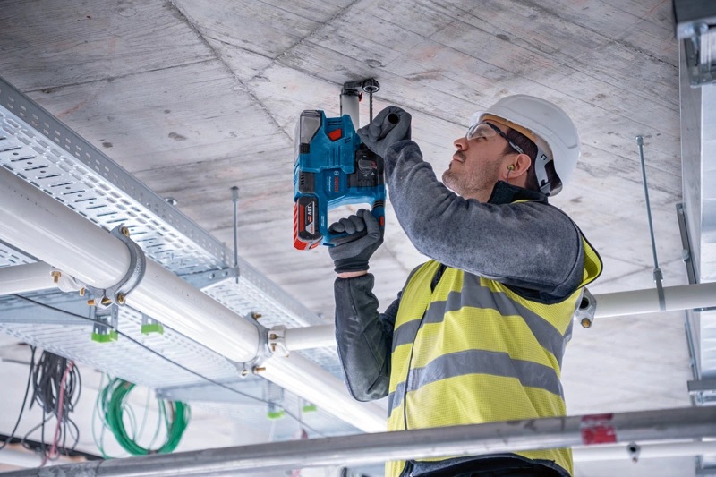 Bosch GBH 18V-22 PROFESSIONAL Martello Perforatore a Batteria con SDS plus, 2 Batterie da 4.0 Ah, Caricabatteria GAL 18V-40 e Accessori in L-BOXX