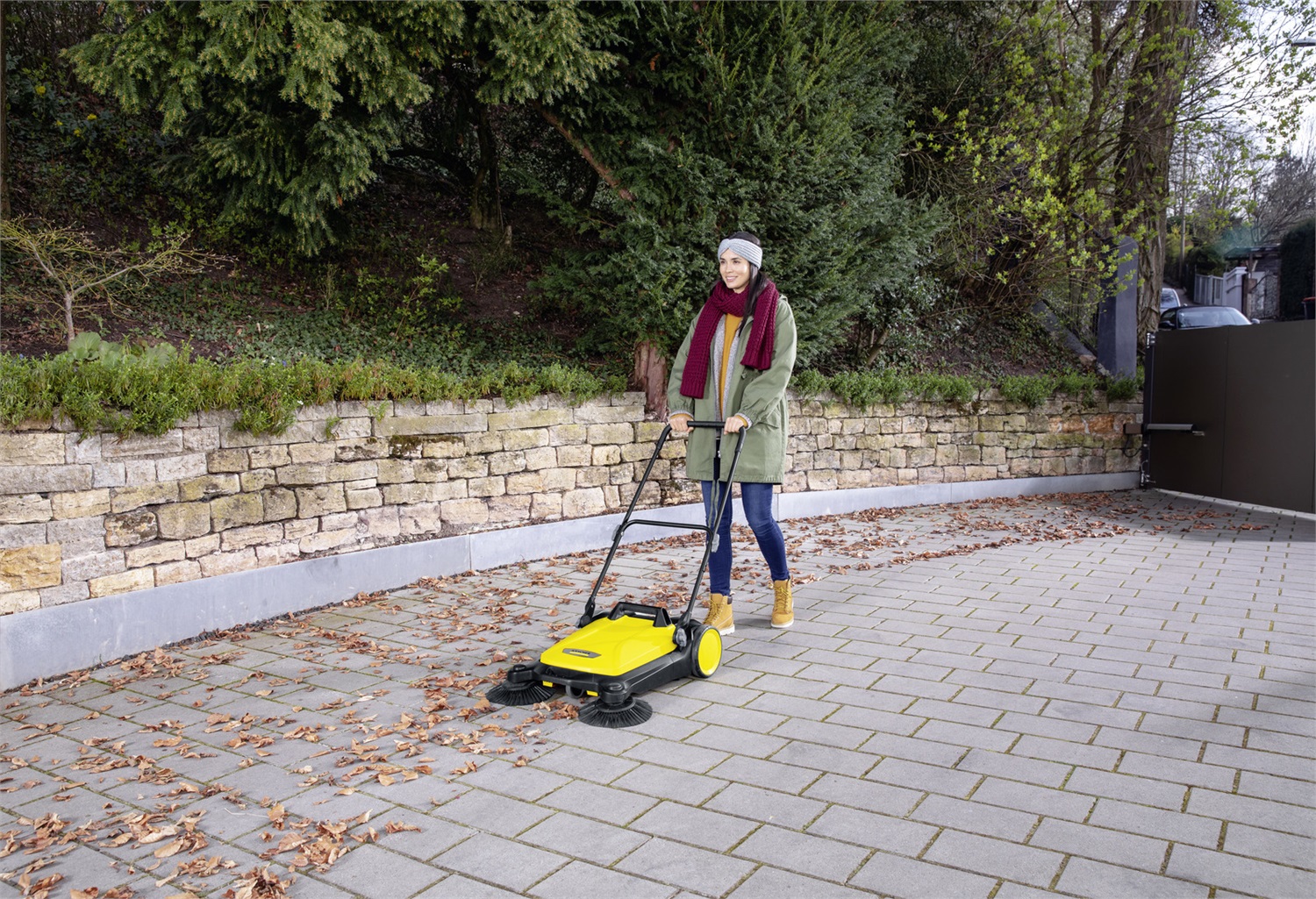 Kärcher S 4 Twin - Spazzatrice Manuale a Spinta con 2 Spazzole Laterali, Larghezza di 680 mm, Capacità Tramoggia 20 Litri, Resa Oraria 2400 m²/h
