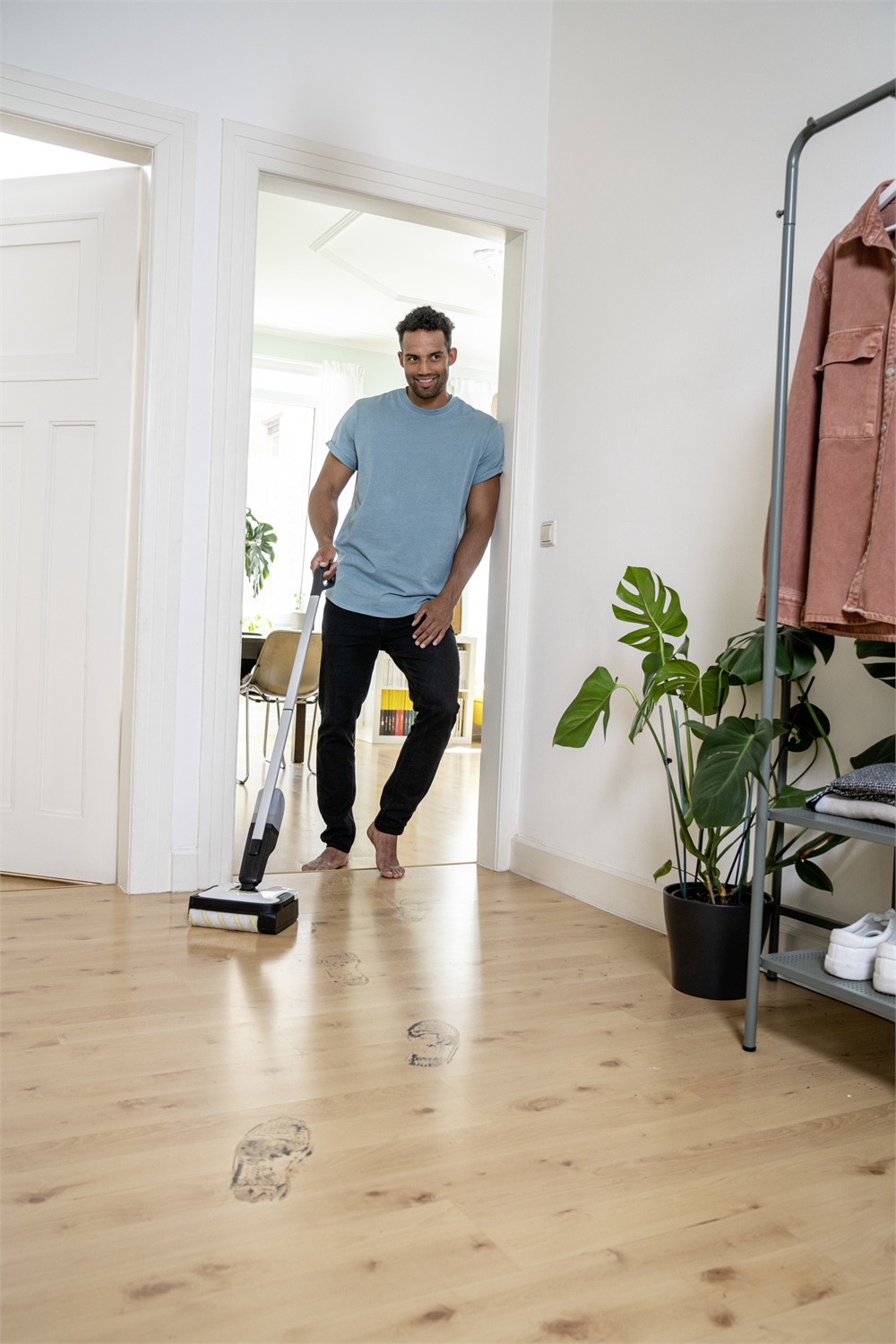 Kärcher FC 2-4 Lavapavimenti a Batteria 4V Intercambiabile - 3 in 1: Lava, Asciuga e Aspira, Design Autoportante, PetFriendly