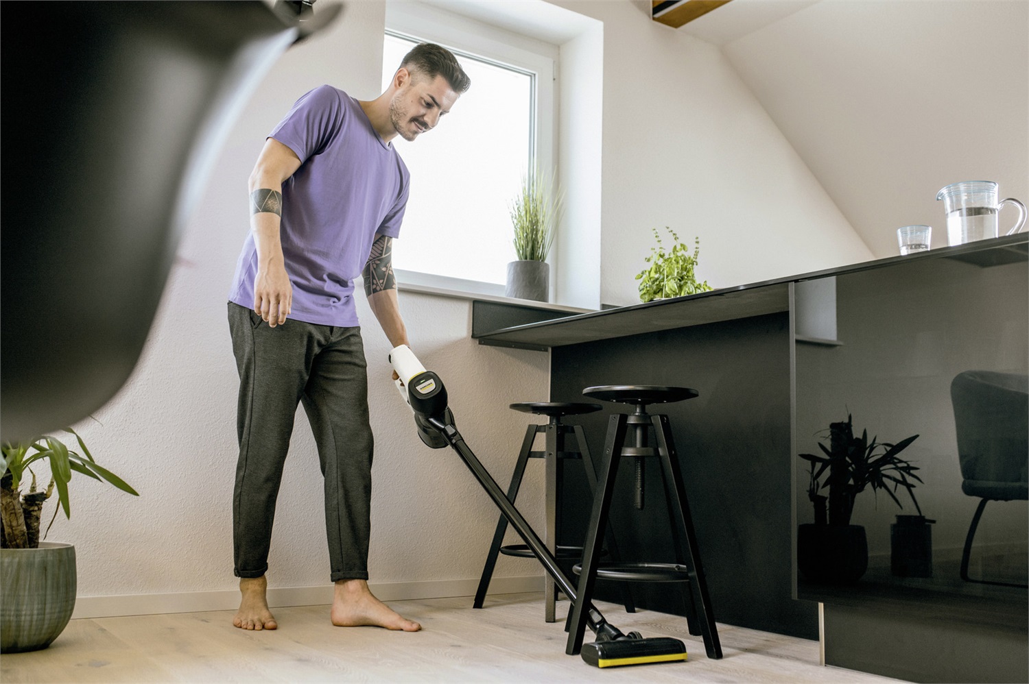 Kärcher VC 4 Cordless Aspirapolvere Senza Filo Nero/Giallo, Senza Sacchetto, Autonomia Fino a 30 Minuti, Sistema di Filtraggio HEPA
