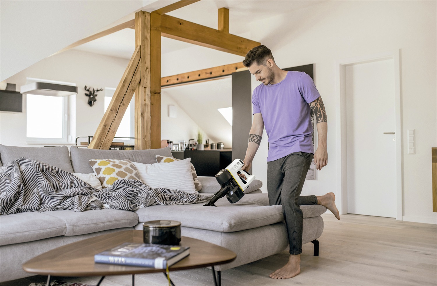 Kärcher VC 4 Cordless Aspirapolvere Senza Filo Nero/Giallo, Senza Sacchetto, Autonomia Fino a 30 Minuti, Sistema di Filtraggio HEPA