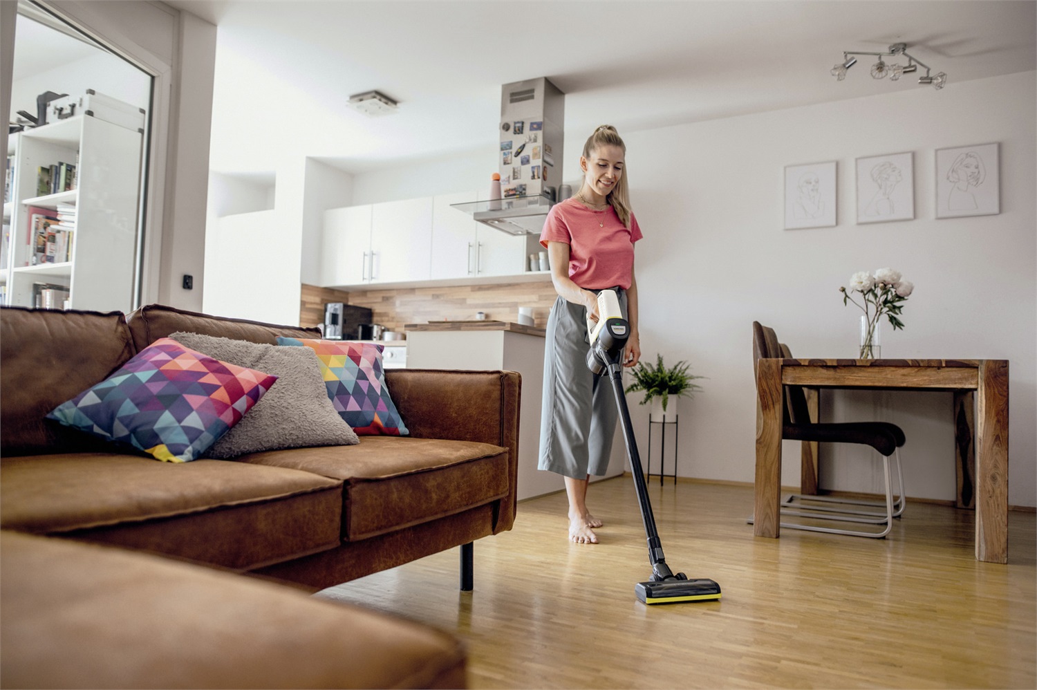 Kärcher VC 4 Cordless myHome Pet - Scopa Elettrica Senza Fili con Tecnologia Ciclonica, 21.6V e Capacità Fusto di 0.65L