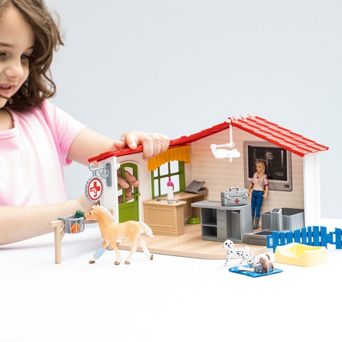 Schleich 42502 Clinica Veterinaria con Animali - Set da Gioco Educativo per Bambini 3-8 Anni, 27 Pezzi, Multicolore