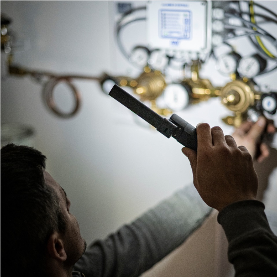 Ledlenser W7R Torcia da Lavoro Ricaricabile 600 Lumen con Luce UV, Pieghevole e Rotabile, Magnete e Gancio