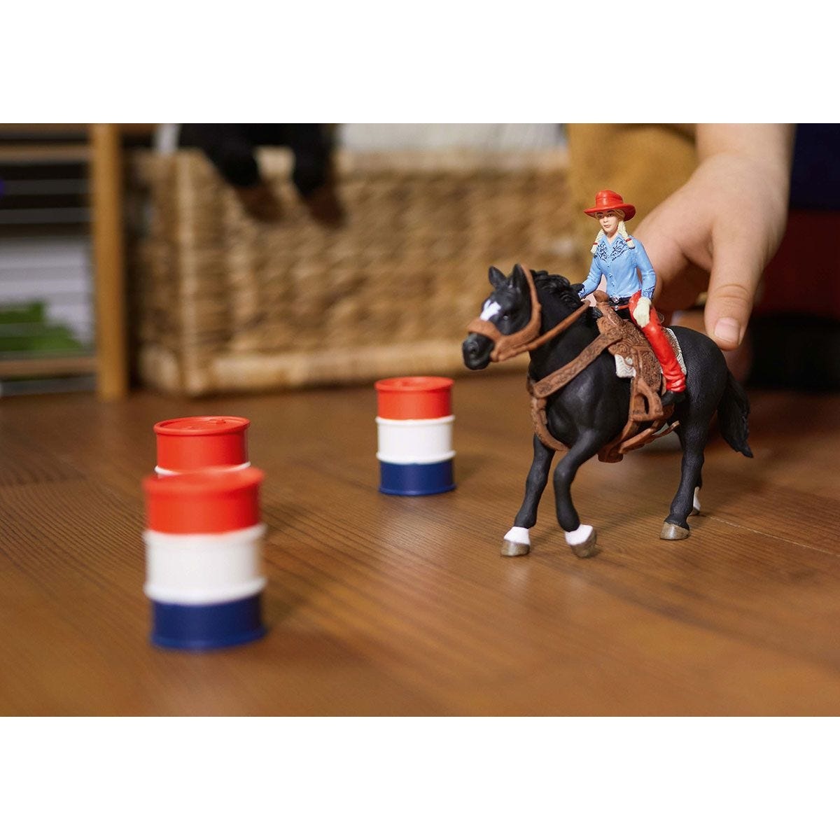 Schleich Cavallo da Rodeo con Cowgirl - Set di Gioco Barrel Racing con Stallone Appaloosa, Barili e Accessori