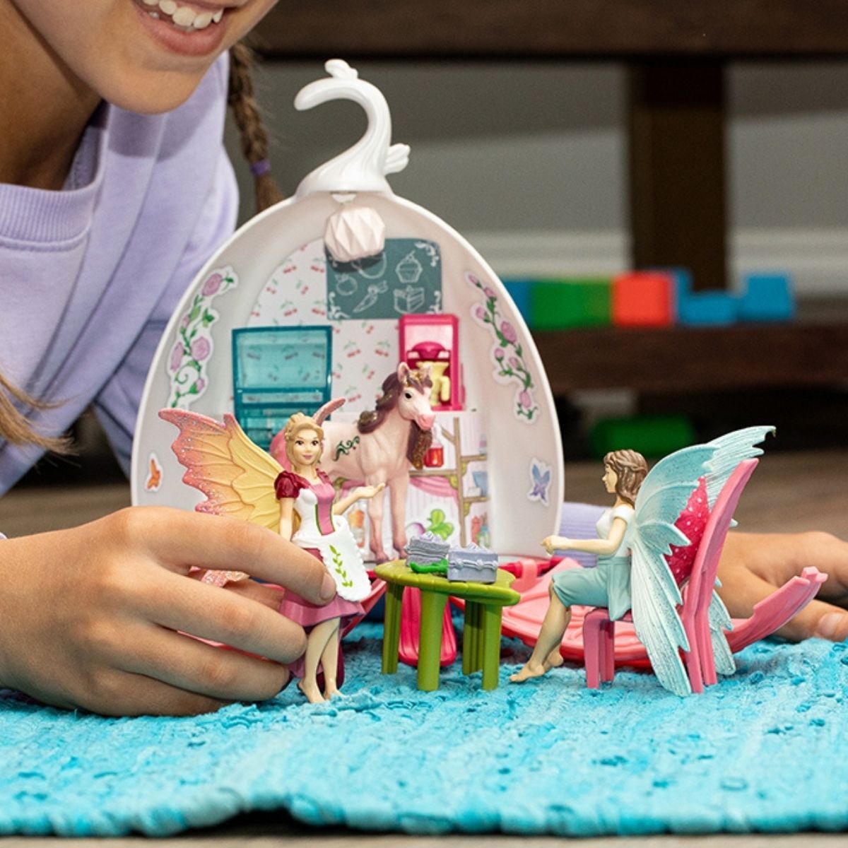 Schleich Bayala 42526 - Set da gioco con fata magica e unicorno, 21 pezzi, casa delle bambole e accessori, per bambini da 5 a 12 anni