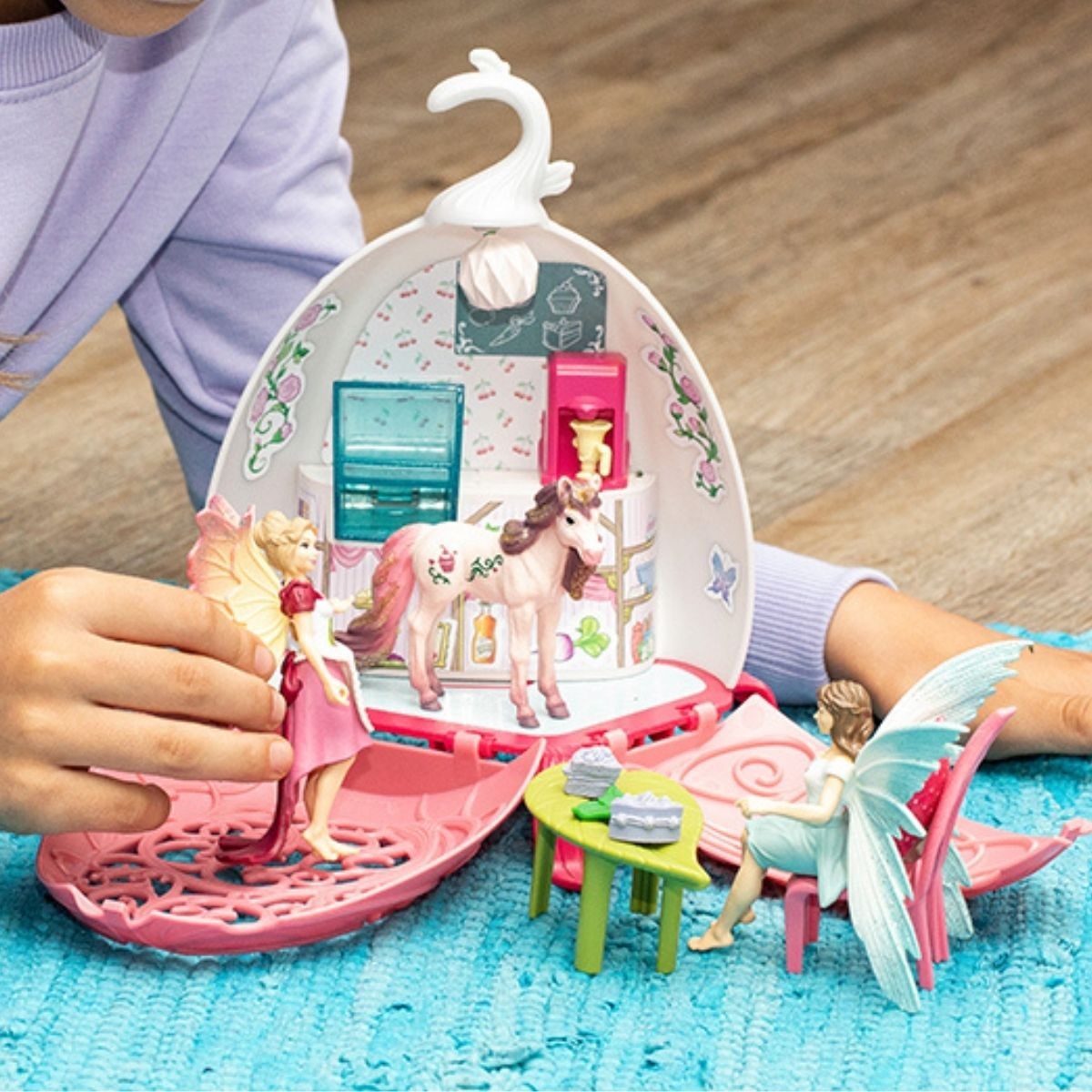 Schleich Bayala 42526 - Set da gioco con fata magica e unicorno, 21 pezzi, casa delle bambole e accessori, per bambini da 5 a 12 anni
