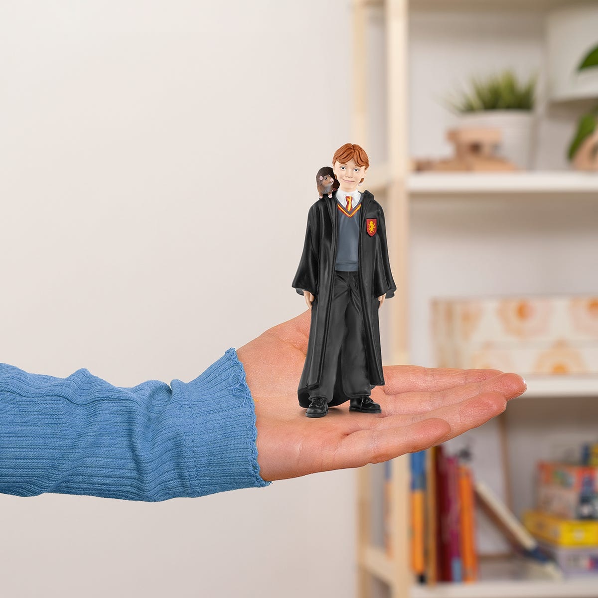 Schleich 42634 Ron Weasley e Crosta - Figura da collezione, 4 x 2 x 10 cm, Wizarding World, per bambini da 6 anni