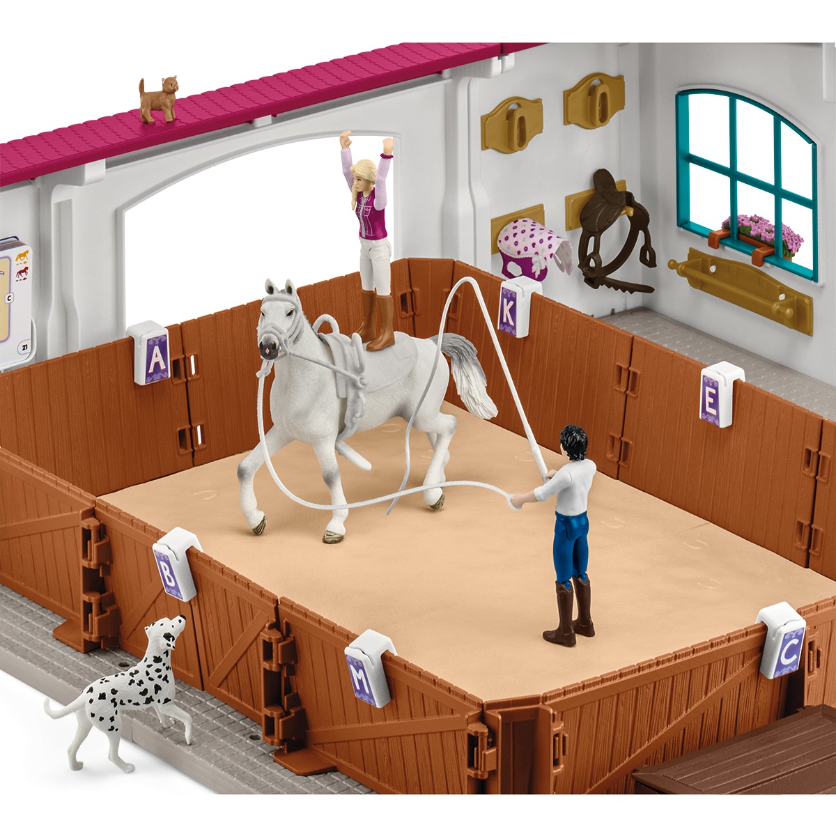 Schleich 42639 Maneggio Peppertree - Playset HORSE CLUB con 179 pezzi, ostacoli, paddock e figure di cavalli, per bambini dai 5 anni