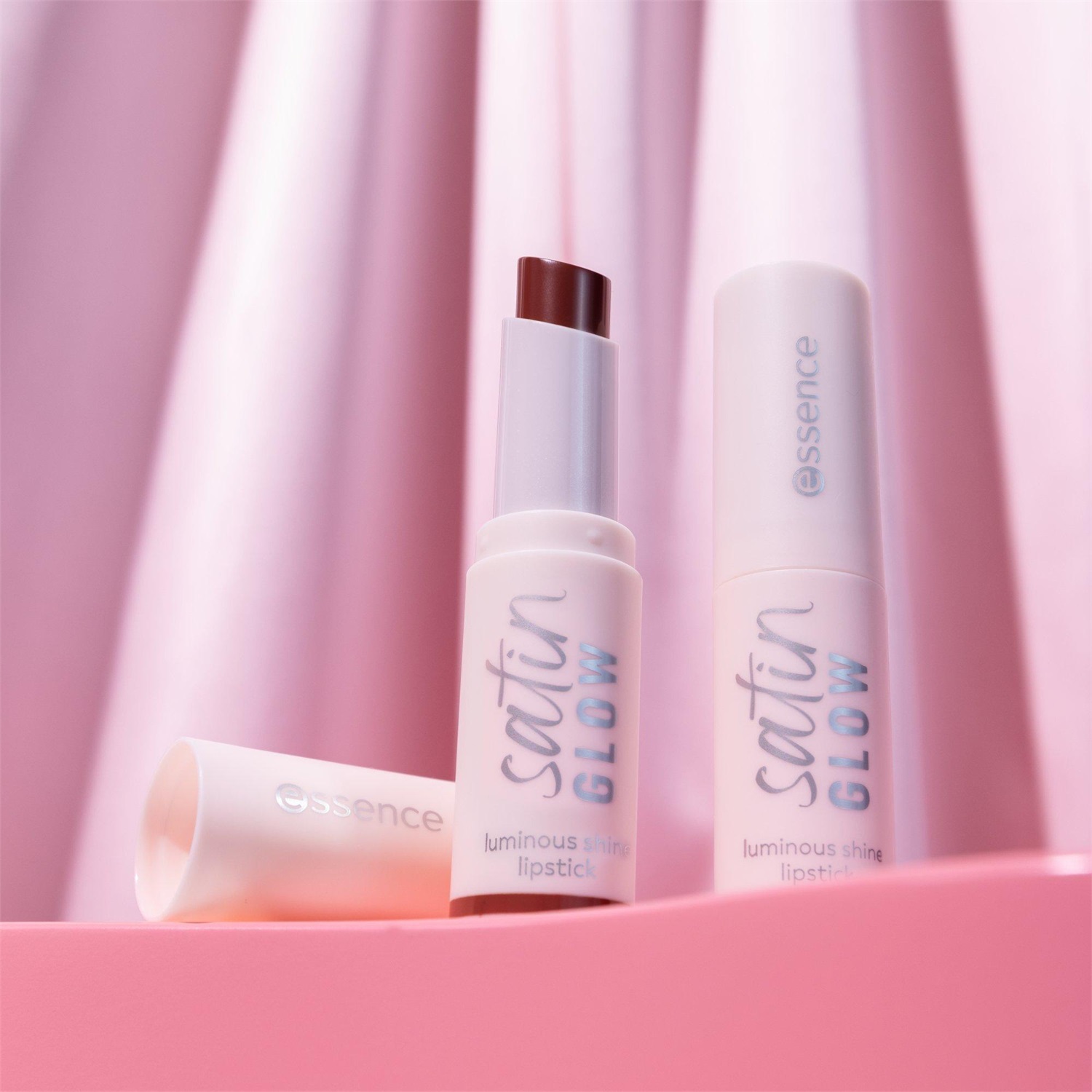 Essence Satin GLOW Luminous Shine Lipstick 3.5 g - Rossetto Alta Pigmentazione con Texture Cremosa