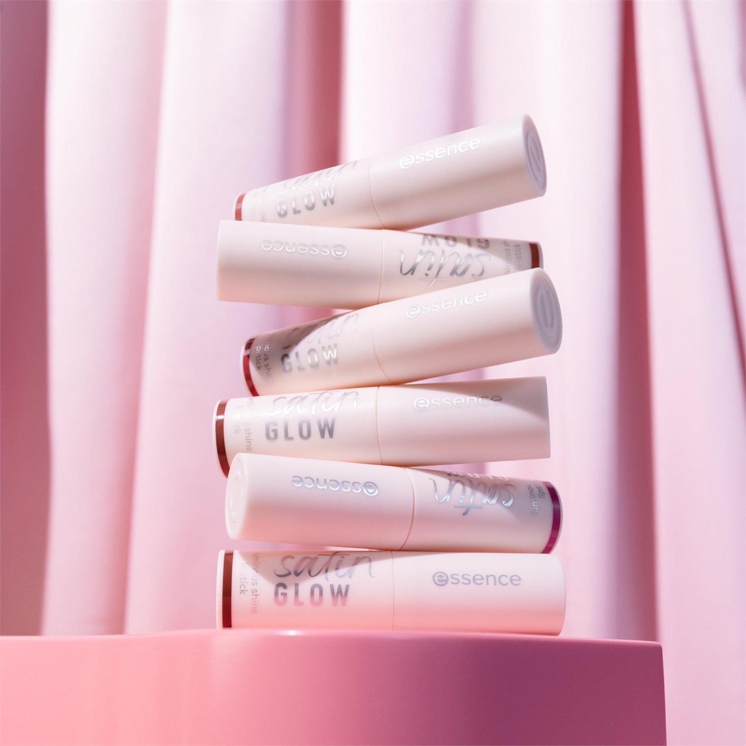 Essence Satin GLOW Luminous Shine Lipstick 3.5 g - Rossetto Alta Pigmentazione con Texture Cremosa